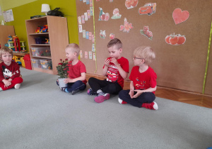 Dzieci sprawdzają jak pachnie kolor czerwony